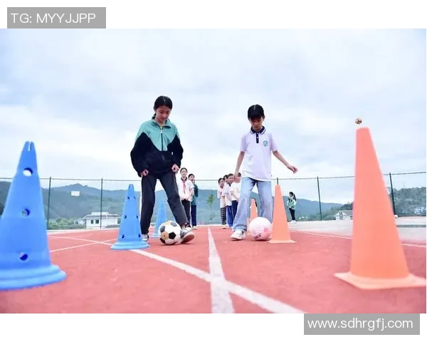 足球明星化身不同角色趣味变装挑战引发热潮